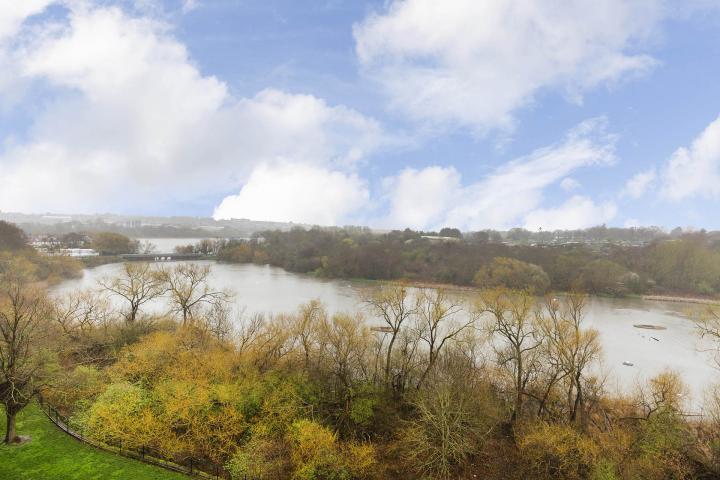 Modern Apartment in a Stunning Development Hendon Waterside, Hendon 